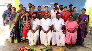 Veerayi Makkal's poster