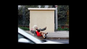Miss Rimbombanzia doing her makeup in Avenida de los Poblados, 173's poster