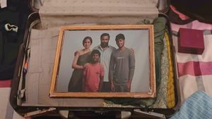 Tourist Family's poster