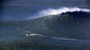 The Perfect Wave: Big Wave Surfing in Portugal's poster