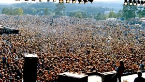 Kalvøyafestivalen - 50 år siden første riff's poster