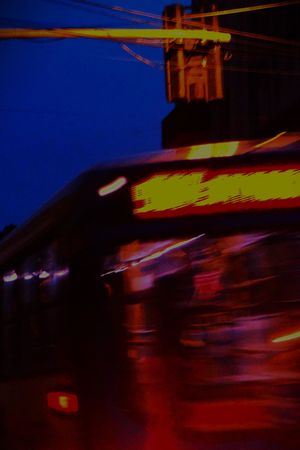 A Chegada Do Ônibus Na Madrugada Da Cidade Do Céu Roxo's poster