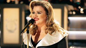 Kelly Clarkson Presents: When Christmas Comes Around's poster