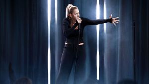 Iliza Shlesinger: Hot Forever's poster