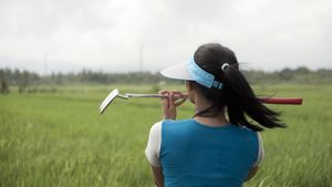 A Lady Caddy Who Never Saw a Hole in One's poster