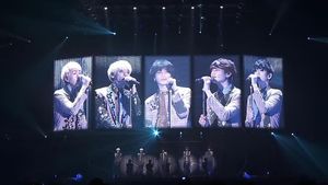 SHINee JAPAN ARENA TOUR SHINee WORLD 2013～Boys Meet U～'s poster