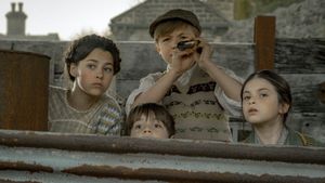 The Railway Children Return's poster