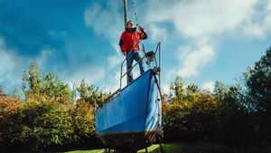 Sailing Home's poster