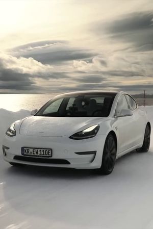 Tesla Model 3 vs. Diesel-SUV vs. Nordkap im Winter!'s poster