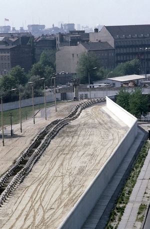 Bernauer Straße 1-50 oder Als uns die Haustür zugenagelt wurde's poster