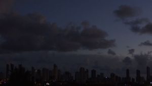 A Chegada Do Ônibus Na Madrugada Da Cidade Do Céu Roxo's poster
