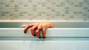 What Lies Beneath's poster