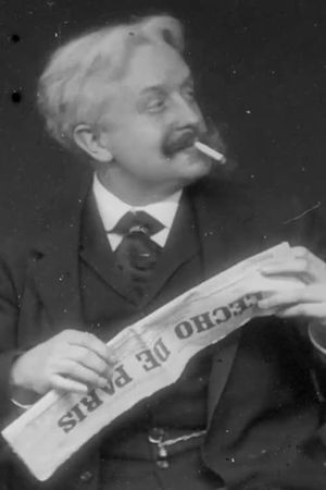 Paul Nadar lisant l'Écho de Paris à la terrasse d'un café's poster image