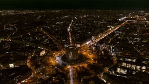 Revoir Paris's poster