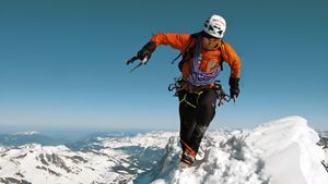 Ueli Steck - Auf schmalem Grat's poster