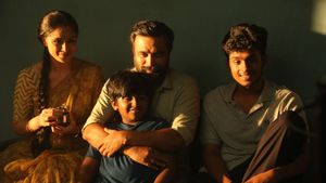 Tourist Family's poster