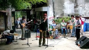 Crossing the Bridge: The Sound of Istanbul's poster