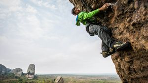 Crack Climbs and Land Mines, Alex Honnold in Angola's poster