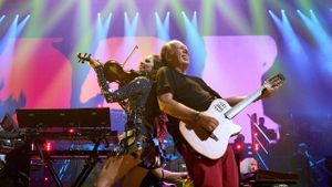 Hans Zimmer & Friends: Diamond in the Desert's poster