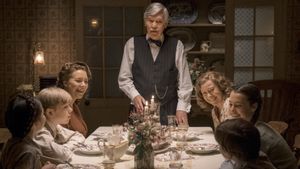 The Railway Children Return's poster