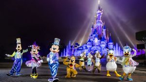 Behind the scenes of the biggest Disneyland Paris shows!'s poster