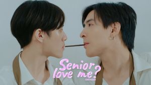 Senior Love Me?'s poster