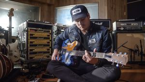 Ernie Ball: The Pursuit of Tone - Tom DeLonge's poster