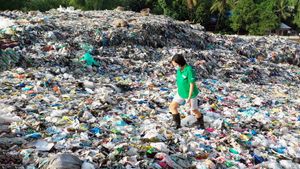 Why Plastic: Coca Cola/American Plastic's poster