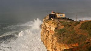 The Perfect Wave: Big Wave Surfing in Portugal's poster