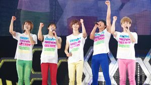 THE FIRST JAPAN ARENA TOUR "SHINee WORLD 2012"'s poster
