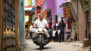 Vaanam Kottattum's poster
