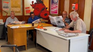 Rouge, la couleur qui annonce le journal's poster