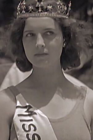 Miss Universe 1929 - Lisl Goldarbeiter. A Queen in Wien's poster
