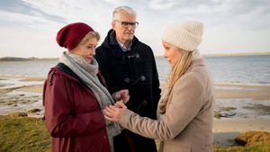 Dora Heldt: Wind aus West mit starken Böen's poster