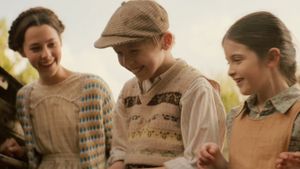 The Railway Children Return's poster