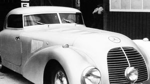 The Streamliner Case - Recreating The Mercedes-Benz 540K's poster