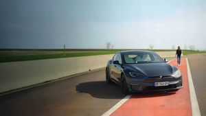 Tesla : Les Secrets de sa voiture électrique's poster