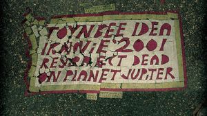 Resurrect Dead: The Mystery of the Toynbee Tiles's poster