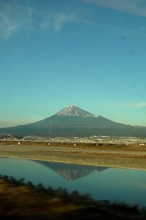 Le mont Fuji vu d'un train en marche's poster